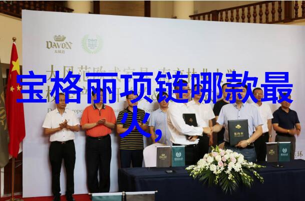 今年流行的发型轻盈波浪与时尚短发