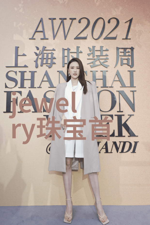 50岁女人的魅力简短而直的发型之美