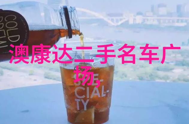 夏日甜蜜女生温柔一跃的草莓约会