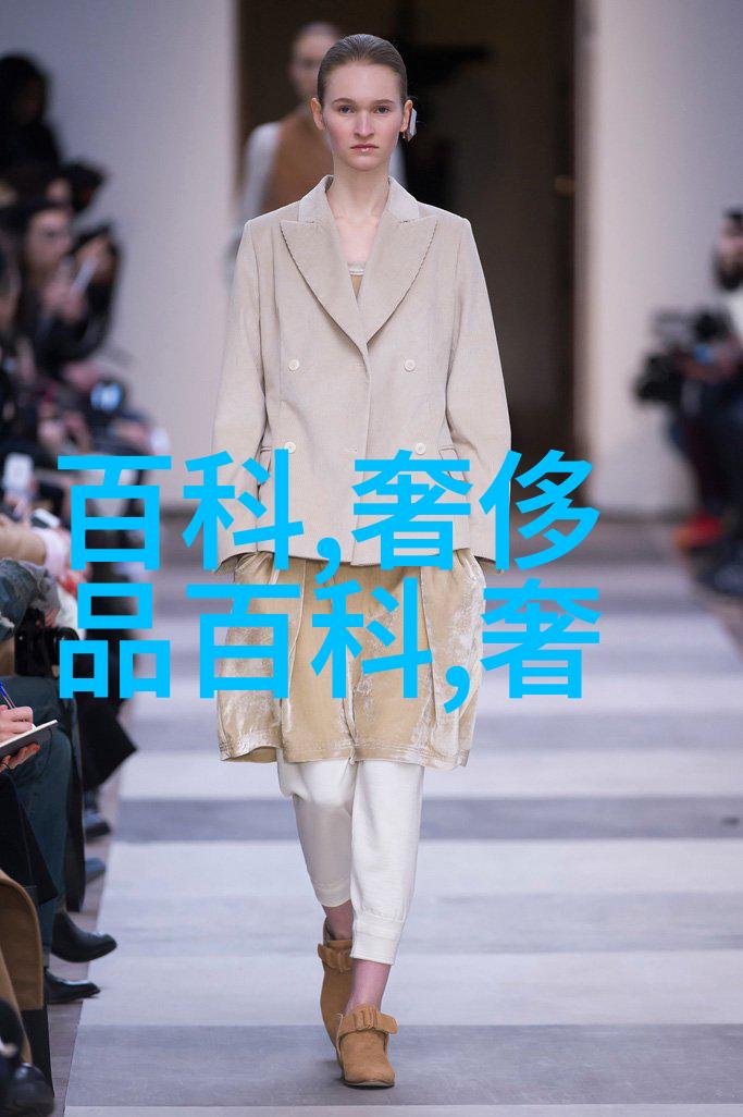 香薰灯与香水瓶相伴营造生活中的小美好 夜空中闪耀的光就足矣