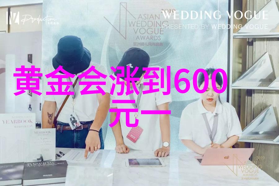 今年的流行发型女时尚潮流中的女性秀发造型