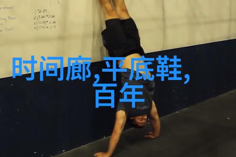 女人迈开腿让男人吃草莓温馨互动的甜蜜瞬间