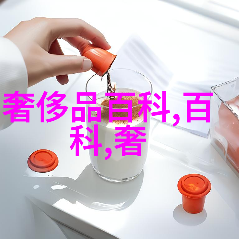 小姐姐用手捏自己的小兔兔我看到的小姐姐温柔地捏着她的可爱小兔
