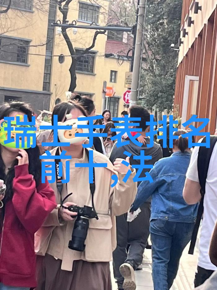 今年流行的发型轻盈波浪与简约低马尾