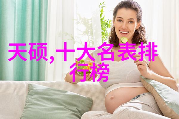 趴着一前一后三个人-背对背的默契一个关于友谊的故事